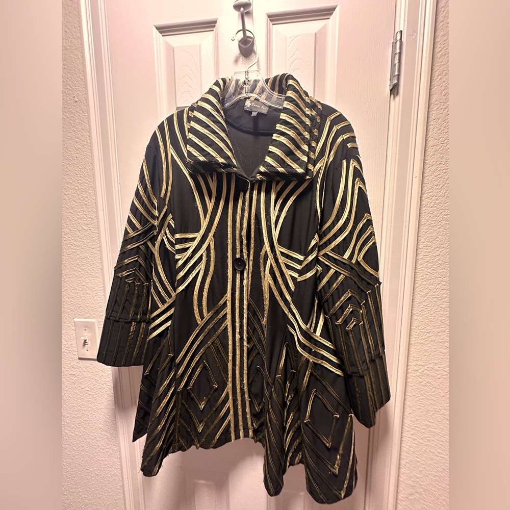 Women’s jacket with button closure
